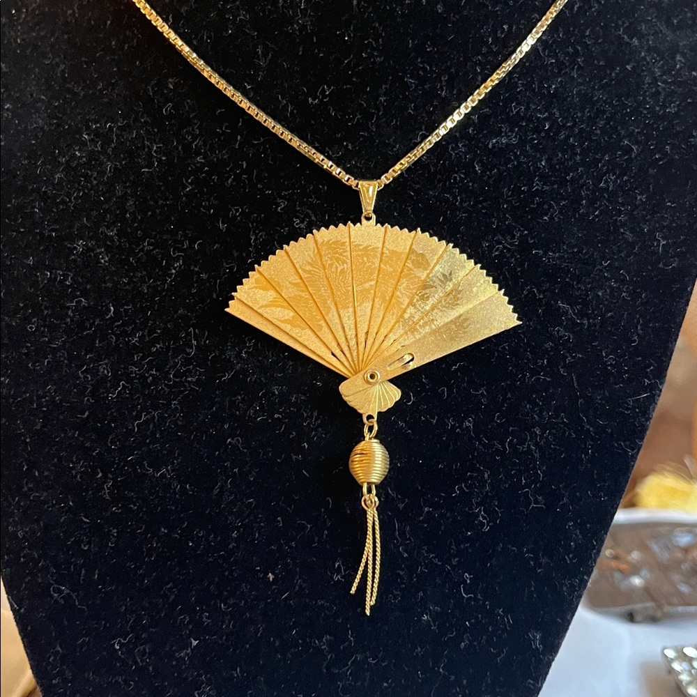 Elegant Gold Fan Pendant Necklace + earrings set - Picture 7 of 11